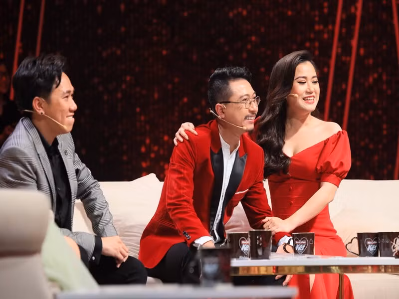 Anh Đức chia sẻ, anh và Lâm Vỹ Dạ hiện tại là bạn bè thân thiết. Tuy nhiên, vì Lâm Vỹ Dạ đã có gia đình nên nam diễn viên giữ khoảng cách nhất định. Ảnh: Dân Việt