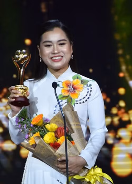 Ở Mai Vàng 2019, Lâm Vỹ Dạ được xướng tên. Cô vượt qua Minh Dự, Puka, Mạc Văn Khoa và Trường Giang. Ảnh: FB Lâm Vỹ Dạ