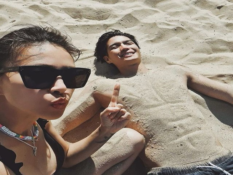 Cách đây không lâu, cả hai mới thoải mái đăng tải những hình ảnh hạnh phúc bên nhau. Trong ảnh, Huy Trần được Ngô Thanh Vân vẽ cho bụng 6 múi bằng cát.