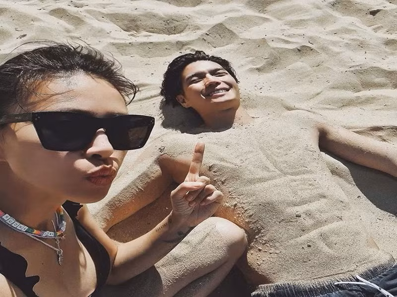 Cách đây không lâu, cả hai mới thoải mái đăng tải những hình ảnh hạnh phúc bên nhau. Trong ảnh, Huy Trần được Ngô Thanh Vân vẽ cho bụng 6 múi bằng cát.