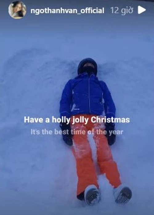 Huy Trần ghi lại video Ngô Thanh Vân chơi đùa với tuyết.