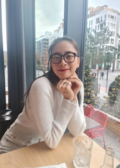 Nhiều người cho rằng từ khi yêu Huy Trần, nữ diễn viên dịu dàng, nữ tính, thậm chí "bánh bèo" hơn.