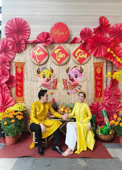 “Công nhận cậu ấy đã quá giỏi ngày nào cũng thức sớm nấu nướng, dọn dẹp. Cậu ấy còn rửa chén và thay đổi thực đơn mỗi ngày cho mình có thể nuốt được đồ ăn. Ngày nào cũng em ơi em muốn ăn gì, em ơi em uống nước cam không, em ơi uống nước vào, em ơi em mệt không, em ơi em uống thuốc mấy cữ rồi. Cứ xíu xíu là lại vào xem mình thế nào”, Uyên Tô kể lại.