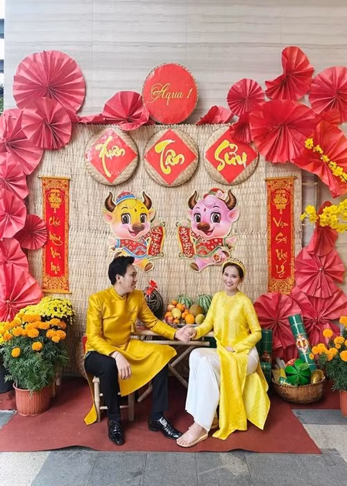 “Công nhận cậu ấy đã quá giỏi ngày nào cũng thức sớm nấu nướng, dọn dẹp. Cậu ấy còn rửa chén và thay đổi thực đơn mỗi ngày cho mình có thể nuốt được đồ ăn. Ngày nào cũng em ơi em muốn ăn gì, em ơi em uống nước cam không, em ơi uống nước vào, em ơi em mệt không, em ơi em uống thuốc mấy cữ rồi. Cứ xíu xíu là lại vào xem mình thế nào”, Uyên Tô kể lại.