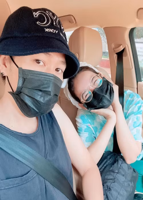 Uyên Tô và Anh Đức từng mắc COVID-19. Thời gian bị bệnh, nam diễn viên vẫn chăm sóc bạn gái.