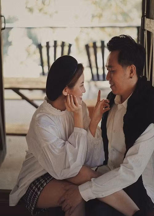 Uyên Tô hiện tại vẫn giữ hình ảnh bên Anh Đức nhưng không còn theo dõi bạn trai trên mạng xã hội.