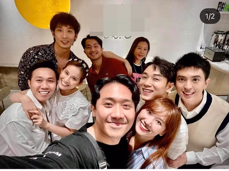 Anh Đức và Uyên Tô không ngại dành cho nhau cử chỉ tình tứ khi bên nhau.