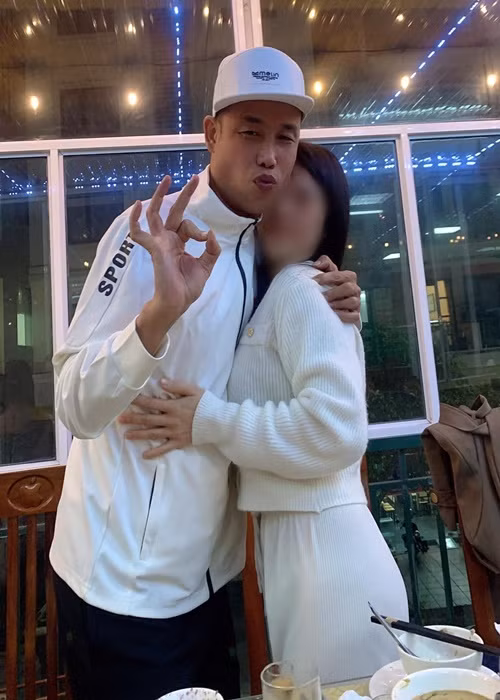 Hiệp Gà khoe ảnh tình tứ bên cô gái trẻ Hiep Ga khoe anh tinh tu ben co gai tre