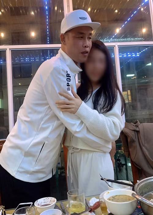 Nam diễn viên hài còn viết status "thả thính": "Yêu anh đi nhé".