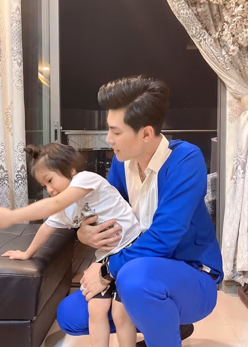 Ông xã của Lâm Khánh Chi tỏ ra là người khéo chăm con. Ảnh: FB Phi Hùng