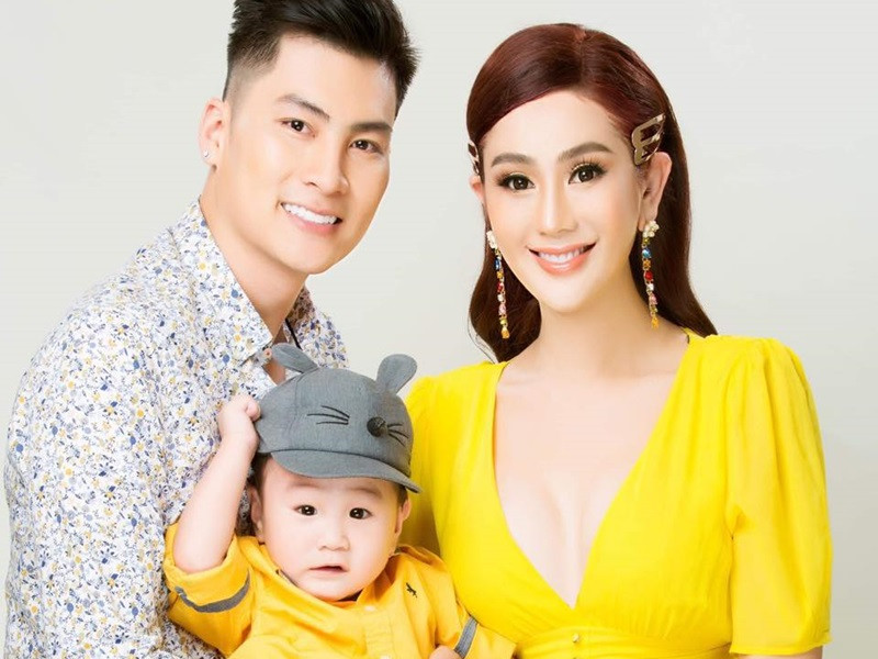 Từ năm 2016, Trần Phi Hùng gắn bó với Lâm Khánh Chi. Anh sinh năm 1985, kém vợ 8 tuổi. Ảnh: FB Phi Hùng