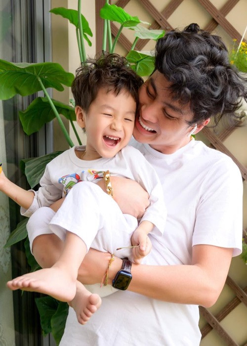 Phi Hùng điển trai, luôn chiều vợ con vì vậy Lâm Khánh Chi từng lo lắng đến mất ngủ vì chồng trẻ bị gái lạ tán tỉnh. Cụ thể, khi nữ ca sĩ chuyển giới gọi điện thì người phụ nữ này tắt máy. Lâm Khánh Chi không biết cô gái đó là ai và mời Phi Hùng về nhà chơi với mục đích gì. Tuy nhiên, cô rất tin tưởng ông xã. Lâm Khánh Chi hiểu chồng là người chung thủy, thương vợ con, chưa từng có ý định có bồ nhí. Ảnh: FB Phi Hùng