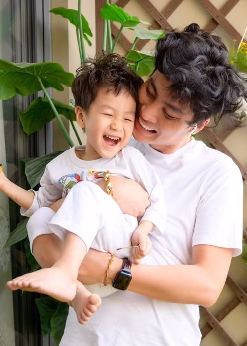 Phi Hùng điển trai, luôn chiều vợ con vì vậy Lâm Khánh Chi từng lo lắng đến mất ngủ vì chồng trẻ bị gái lạ tán tỉnh. Cụ thể, khi nữ ca sĩ chuyển giới gọi điện thì người phụ nữ này tắt máy. Lâm Khánh Chi không biết cô gái đó là ai và mời Phi Hùng về nhà chơi với mục đích gì. Tuy nhiên, cô rất tin tưởng ông xã. Lâm Khánh Chi hiểu chồng là người chung thủy, thương vợ con, chưa từng có ý định có bồ nhí. Ảnh: FB Phi Hùng