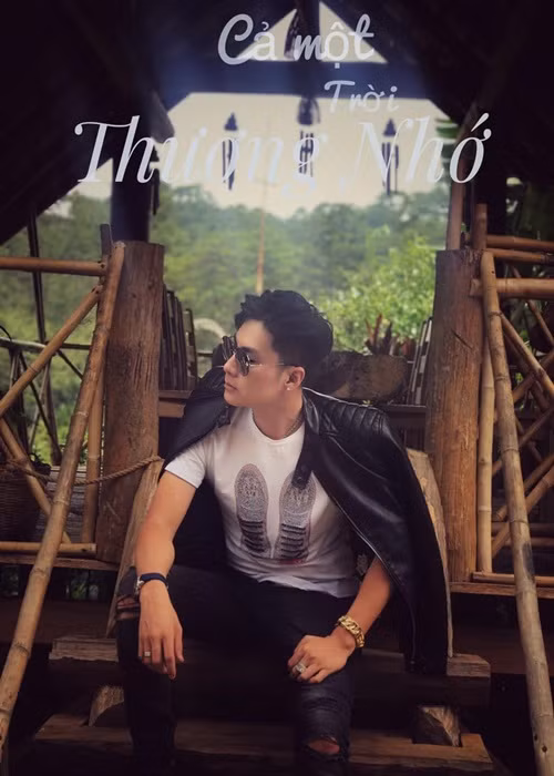 Mỗi khi Lâm Khánh Chi đi công tác xa nhà, Phi Hùng luôn hỏi han vợ, nhắc cô ăn ngủ đúng giờ, không làm việc quá sức hay đi chơi về muộn. Phi Hùng đặt sức khỏe của vợ trên hết. Bởi anh biết, Lâm Khánh Chi phải trải qua nhiều cuộc phẫu thuật, sức khỏe không còn như trước. Ảnh: FB Phi Hùng