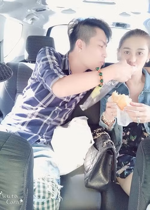 Ngoài ra, Phi Hùng tỏ ra chu đáo với vợ khi tặng món quà đắt giá và hợp ý cho Lâm Khánh Chi trong những ngày đặc biệt. Ảnh: FB Phi Hùng