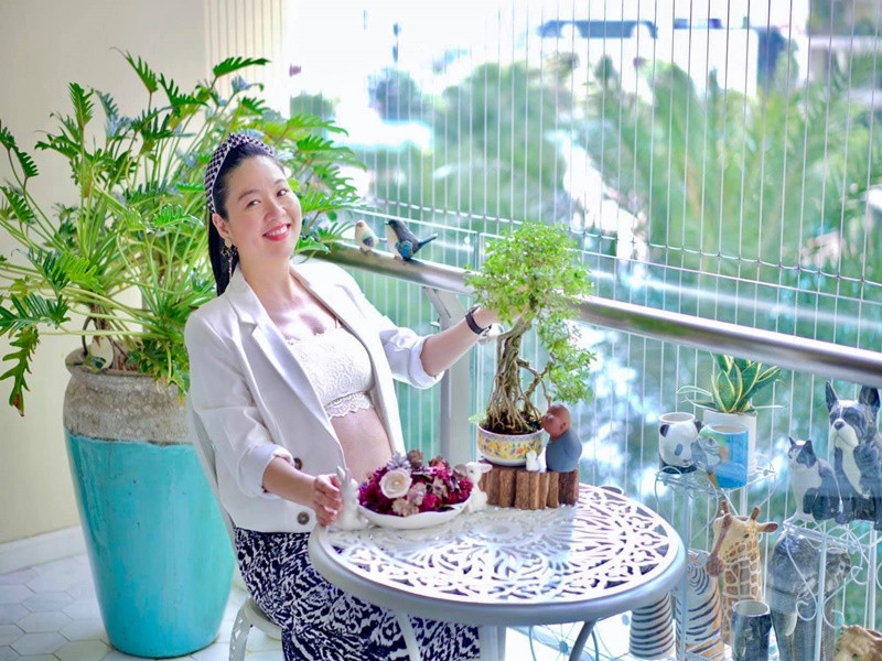 Gương mặt của nữ diễn viên không bị phá nét như lần đầu bầu bí.