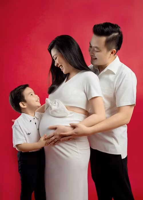 “Có người nói khi mang thai thì người mẹ sẽ bị xấu đi vì cơ thể sẽ sồ sề, xuống cấp. Nhưng với mẹ mỗi lần mang thai thì mẹ thấy mình càng ngày càng đẹp hơn, rạng rỡ hơn, tươi trẻ hơn. Cám ơn các con đã đến bên ba mẹ, gia đình. Yêu các con vô bờ bến”, cô tâm sự.