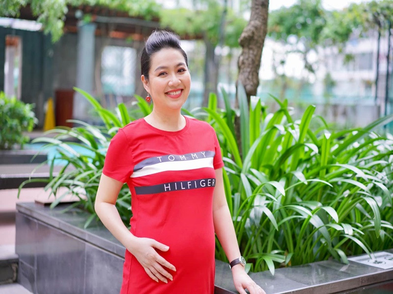 Sau 3 năm sinh con trai đầu lòng, Lê Khánh mang bầu lần 2. Cô khoe tin bầu bí vào tháng 10/2021.