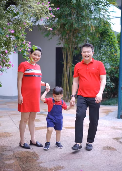 Trước khi thừa nhận bầu bí, Lê Khánh viết đầy ẩn ý: “4K”. Theo đó, Lê Khánh và chồng con đều có tên với bắt đầu là chữ cái “K”. Chính vì vậy, nhiều người cho rằng “4K có nghĩa gia đình thêm một thành viên mang tên “K”.