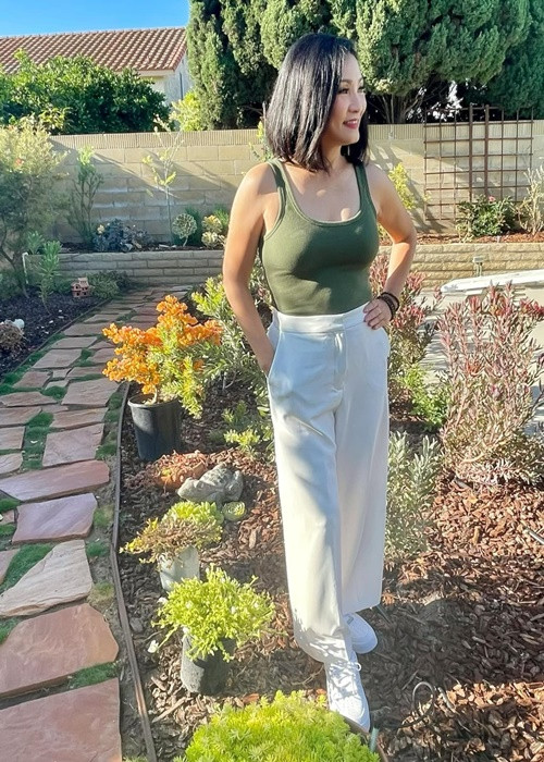 Để giữ vóc dáng thon gọn, Hồng Đào chăm tập thể thao vào mỗi sáng như yoga, đạp xe, pilates, chú ý đến vấn đề ăn uống ít thịt, nhiều rau, nói không với các loại nước uống có gas.