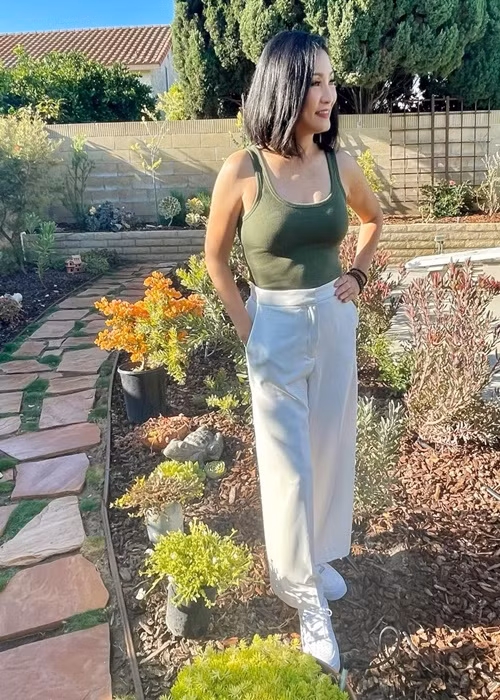 Để giữ vóc dáng thon gọn, Hồng Đào chăm tập thể thao vào mỗi sáng như yoga, đạp xe, pilates, chú ý đến vấn đề ăn uống ít thịt, nhiều rau, nói không với các loại nước uống có gas.