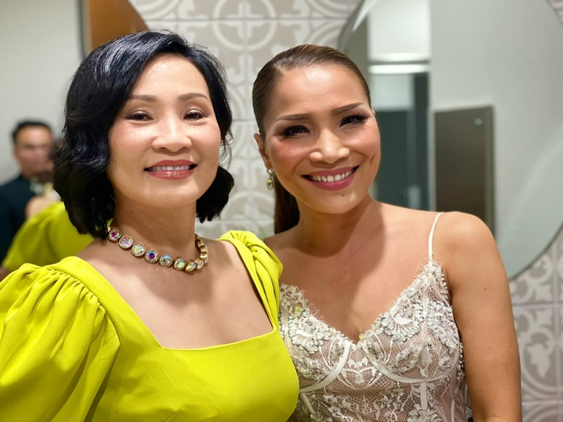 Hồi tháng 5/2021, nữ diễn viên chia sẻ câu chuyện được mai mối. Cô kể: “Tôi có một bà bác ở miền Đông có ông con trai 62 tuổi, chưa có đời vợ nào muốn làm mai cho tôi. Cuối cùng phát hiện là bà bác đó mê tôi chứ con trai bà chưa mê, cho nên tôi vẫn cô đơn".