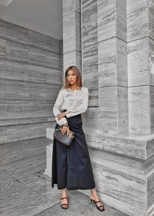 Khi tình yêu đang ở giai đoạn đẹp nhất thì bạn trai của Khả Trang quyết định đi tu. Nữ người mẫu không sốc vì biết trước điều này. Cô thậm chí mừng cho người yêu vì anh đã tìm được lý tưởng của đời mình. Với Khả Trang, mối tình đầu là một tình yêu đẹp vì nó trọn vẹn, cô được yêu và nửa kia rất trân trọng.