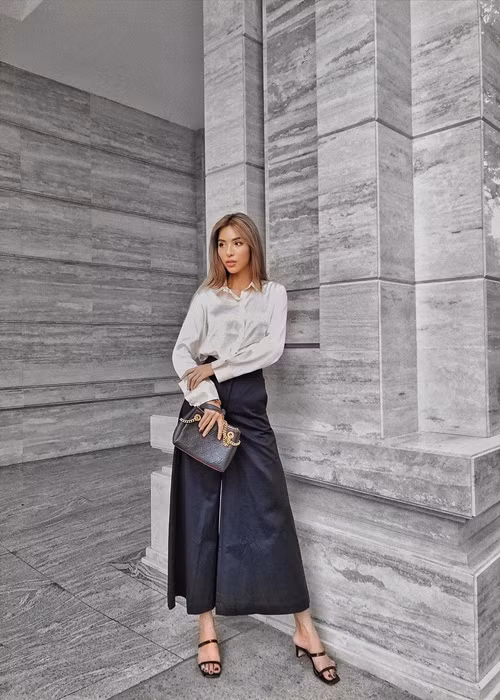 Khi tình yêu đang ở giai đoạn đẹp nhất thì bạn trai của Khả Trang quyết định đi tu. Nữ người mẫu không sốc vì biết trước điều này. Cô thậm chí mừng cho người yêu vì anh đã tìm được lý tưởng của đời mình. Với Khả Trang, mối tình đầu là một tình yêu đẹp vì nó trọn vẹn, cô được yêu và nửa kia rất trân trọng.