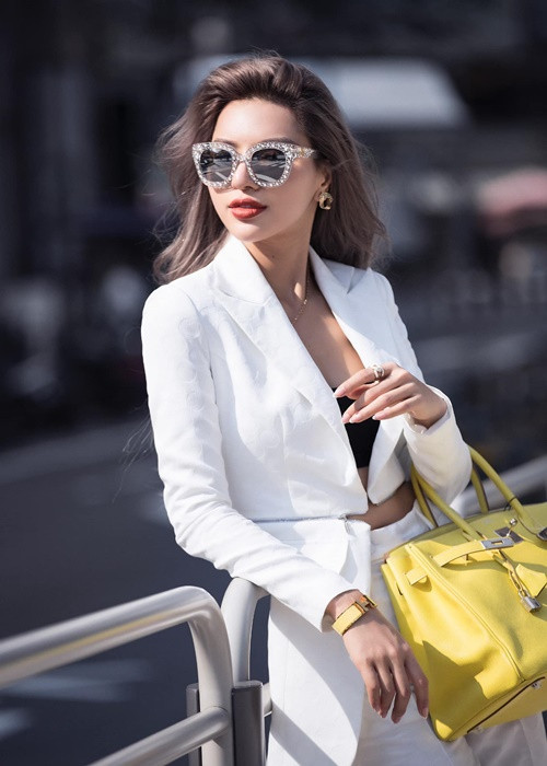 Khả Trang chia sẻ, cô từng bị phản bội trong tình yêu. Khả Trang kể, người yêu của cô trăng hoa theo nhiều mức độ khác nhau. Dù biết bị phản bội nhưng Khả Trang đều bỏ qua vì còn yêu nhiều và nghĩ chưa đến mức độ chăn gối. Chỉ đến khi cuộc tình của Khả Trang có người thứ ba chen vào, cô mới chia tay.