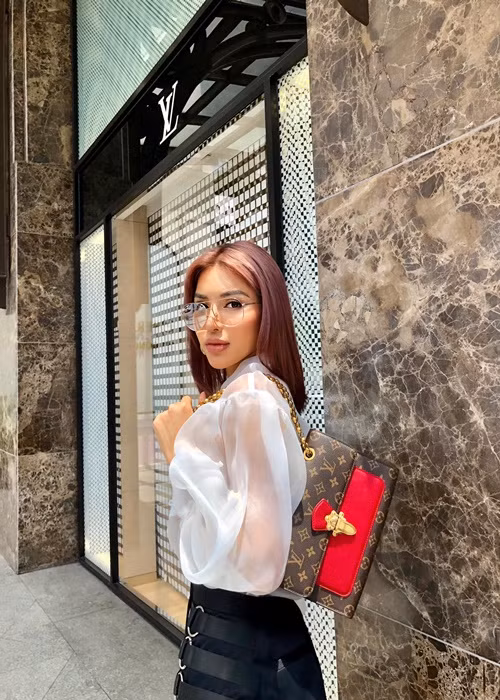 Năm 2019, trong cuộc phỏng vấn với Vietnamnet, Khả Trang bật mí về mối tình đầu đẹp của mình. Người đẹp kể, thời đại học, cô yêu một người là bạn của mẹ. Trong mắt Khả Trang, tình đầu là một người rất tuyệt vời từ xuất thân, nền tảng trí thức cho đến ngoại hình.