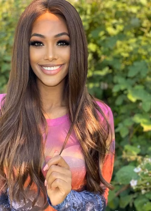 Đại diện Bỉ Kedist Deltour vừa có sắc đẹp, hình thể vừa có một câu chuyện xúc động. Năm Kedist 9 tuổi, mẹ cô qua đời, cha cô bỏ rơi các con tại một trại trẻ mồ côi ở Ethiopia. Năm 10 tuổi, Kedist may mắn được một đôi vợ chồng người Bỉ nhận nuôi. Sau 15 năm, Kedist trở lại Ethiopia để tìm cha. Ngày gặp lại, cha cô quỳ gối, cúi mặt xuống để xin lỗi. Ảnh: Kedist Deltour