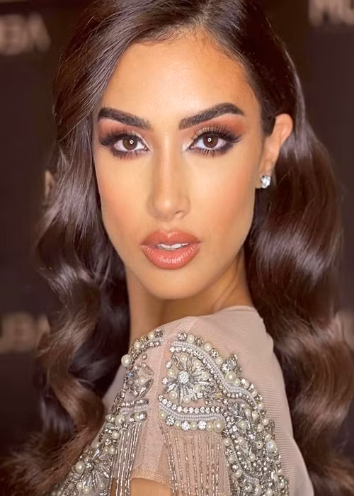 Đại diện Tây Ban Nha - Sarah Loinaz cũng là một trong những thí sinh sáng giá cho ngôi vị cao nhất của cuộc thi Hoa hậu Hoàn vũ Thế giới 2021. Cô nói thạo tiếng Tây Ban Nha, tiếng Anh và tiếng Ả Rập. Sarah có kinh nghiệm làm người mẫu 9 năm nên biết cách tạo dáng và ăn diện để nổi bật. Ảnh: Missosology