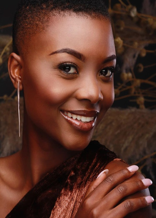 Đại diện Namibia - Chelsi Tashaleen Shikongo sở hữu chiều cao 1m80, mái tóc ngắn cá tính. Cô có kinh nghiệm làm người mẫu lâu năm tại quê nhà. Chelsi nói thạo tiếng Anh, tiếng Nam Phi và đang học tiếng Bồ Đào Nha, tiếng Đức. Ảnh: Tashaleen Shikongo