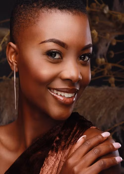 Đại diện Namibia - Chelsi Tashaleen Shikongo sở hữu chiều cao 1m80, mái tóc ngắn cá tính. Cô có kinh nghiệm làm người mẫu lâu năm tại quê nhà. Chelsi nói thạo tiếng Anh, tiếng Nam Phi và đang học tiếng Bồ Đào Nha, tiếng Đức. Ảnh: Tashaleen Shikongo