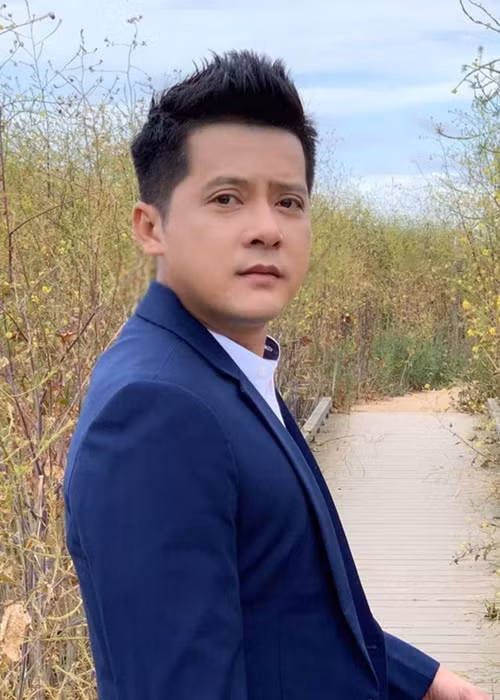 “Tôi làm việc cho Thắm, cụ thể là ghi hình, chỉnh sửa video... và sau mỗi tập chương trình, cô ấy trả tiền thù lao cho tôi. Thắm có spa đã hoạt động được một thời gian nhưng đợt dịch bùng phát phải đóng cửa. Cô ấy chuyển sang hoạt động nghệ thuật thì biến nơi đó thành chỗ quay phim. Nhiều thành viên trong ê-kíp và nghệ sĩ khách mời đều từng đến đây”, Hoàng Anh nói. Ảnh: FB Hoàng Anh