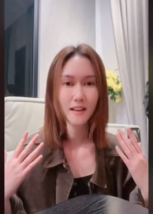 Trong clip trên Tiktok, Hương Giang cho biết, tin đồn cô và Đình Tú chia tay cũng như tự nhiên Huyền Lizzie bị nghi là người thứ ba là không đúng sự thật. “Mối quan hệ của ba chúng mình đang rất bình thường”, Hương Giang nói. Ảnh: chụp màn hình