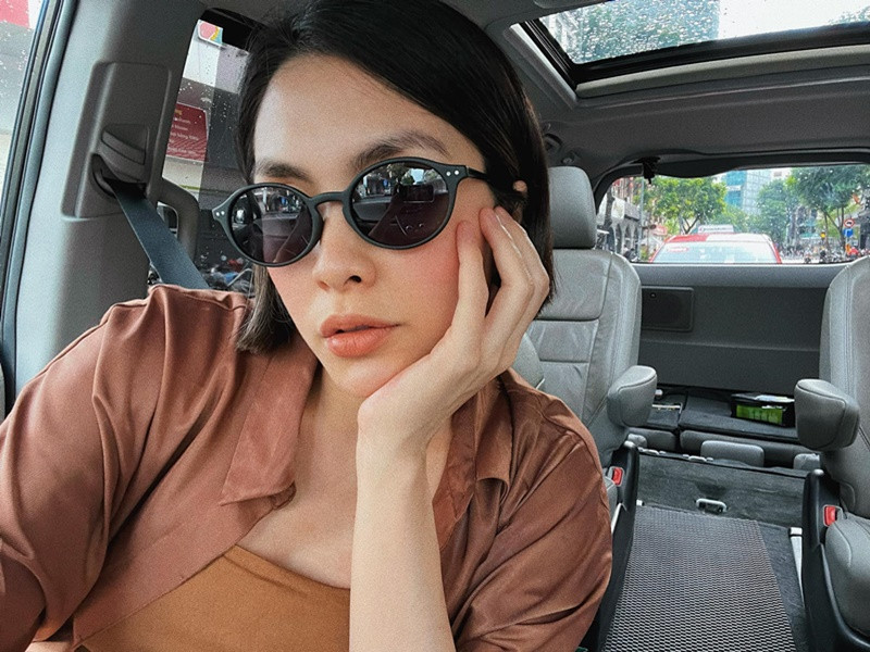 Hà Tăng còn viết: "Bao ngày mẹ ngóng, bao ngày mẹ mong rồi cũng đã được gặp em! Cả nhà yêu em vô cùng".