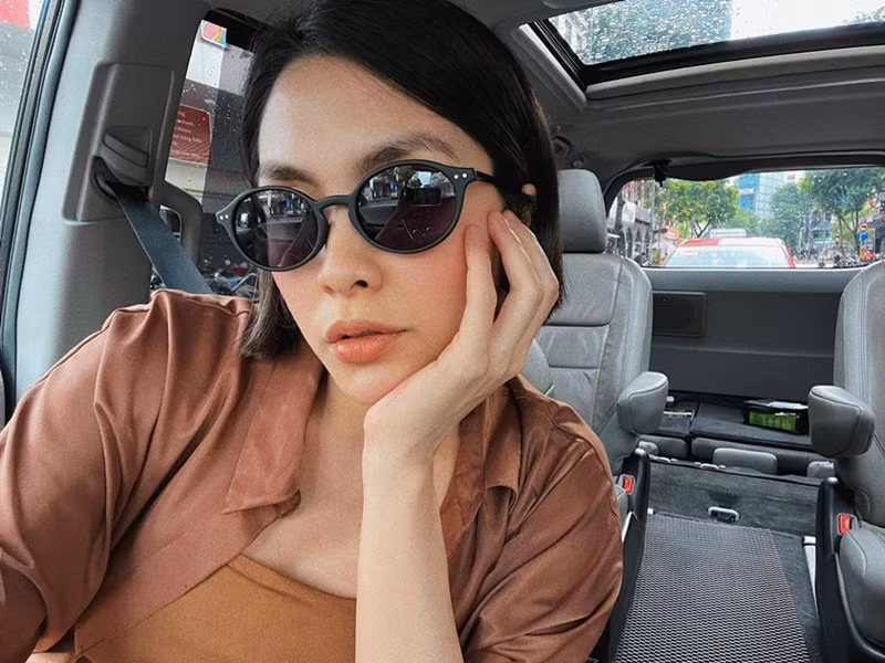 Hà Tăng còn viết: "Bao ngày mẹ ngóng, bao ngày mẹ mong rồi cũng đã được gặp em! Cả nhà yêu em vô cùng".