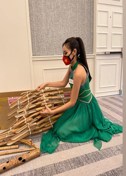 Đỗ Thị Hà trải qua không ít phần thi phụ. Ở phần thi tài năng, cô lọt top 27 nhờ màn biểu diễn đánh đàn T'rưng.