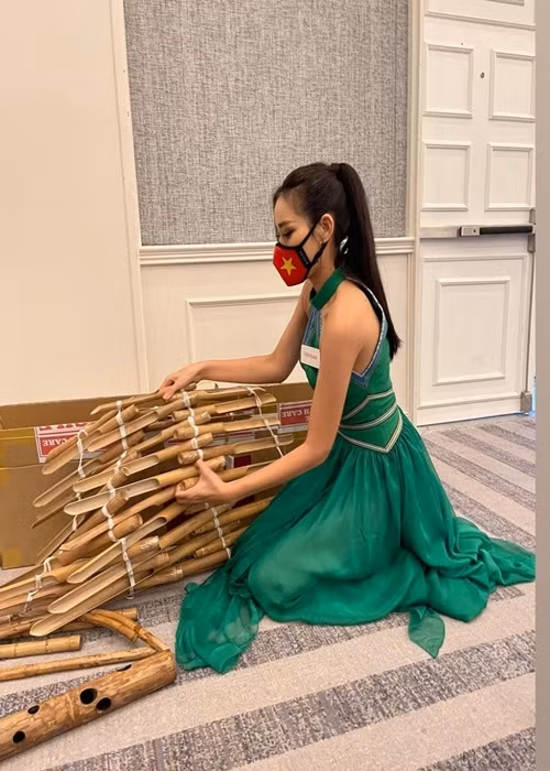 Đỗ Thị Hà trải qua không ít phần thi phụ. Ở phần thi tài năng, cô lọt top 27 nhờ màn biểu diễn đánh đàn T'rưng.