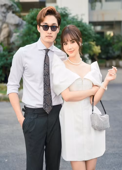 Đóng cặp với Đình Tú, Huyền Lizzie chia sẻ, cô không sợ Hương Giang ghen. “Thực ra khi đã là diễn viên chuyên nghiệp rồi, điều đó không đáng lo lắm. Hơn nữa tôi, Đình Tú và người yêu của bạn ấy cùng chơi với nhau nên cũng khá hiểu nhau. Người yêu của Tú cũng quá hiểu tôi nên hai bên không có gì đáng lo ngại và sợ cả. Tôi coi Tú như một người em, người đồng nghiệp nên mọi cư xử đều bình thường và người yêu của Tú cũng cảm nhận được như thế. Vì vậy khi tôi và Đình Tú diễn những cảnh tình cảm trong phim, chúng tôi không thấy quá ngại ngùng. Tất nhiên trong công việc, ai cũng cần giữ sự chuyên nghiệp riêng và nếu bạn diễn đã có người yêu thì tôi cũng giữ ý hơn, hạn chế trêu đùa quá mức để giữ cho mối quan hệ của hai bên không bị cản trở”, Huyền Lizzie chia sẻ trên Vietnamnet.