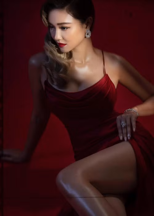 Mới đây, Maya hài hước cho biết: “Con gái không thích mẹ yêu ai cả. Nói thẳng ra là con gái cấm tôi yêu”.