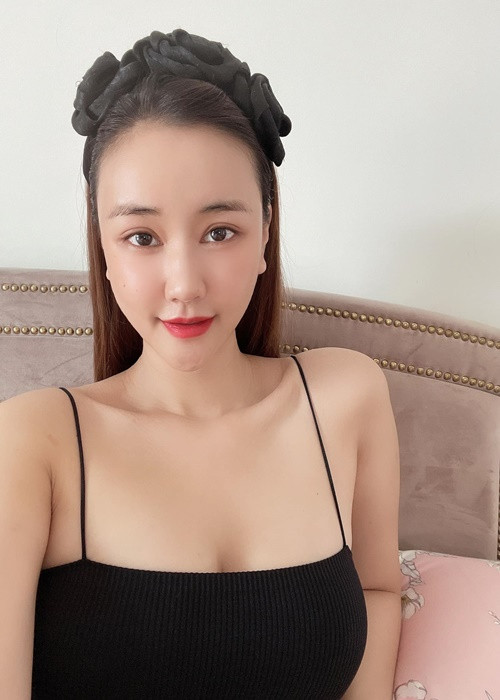 Bà mẹ một con chuộng váy áo bó sát, cut-out khoe vòng một căng đầy.