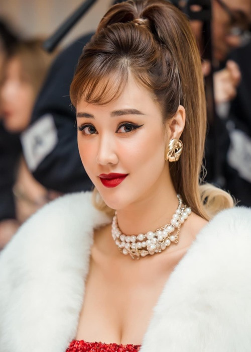 Nữ ca sĩ Maya đang làm mẹ đơn thân. Con gái của cô tên Bồ Câu, chào đời vào đầu năm 2015.