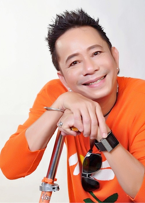 Nghệ sĩ hài Bảo Chung tên thật Nguyễn Văn Lâm, sinh năm 1955 ở Bình Chánh, TPHCM. Theo Zing, năm 6 tuổi, anh được cha mẹ gửi vào chùa. Năm 13 tuổi, Bảo Chung trốn đi theo các đoàn hát. Nam nghệ sĩ ban đầu theo học cải lương. Ảnh: Sức khỏe và đời sống