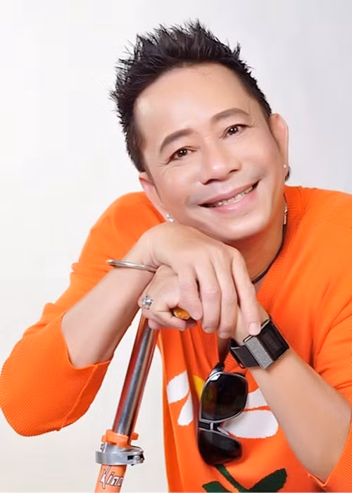 Nghệ sĩ hài Bảo Chung tên thật Nguyễn Văn Lâm, sinh năm 1955 ở Bình Chánh, TPHCM. Theo Zing, năm 6 tuổi, anh được cha mẹ gửi vào chùa. Năm 13 tuổi, Bảo Chung trốn đi theo các đoàn hát. Nam nghệ sĩ ban đầu theo học cải lương. Ảnh: Sức khỏe và đời sống