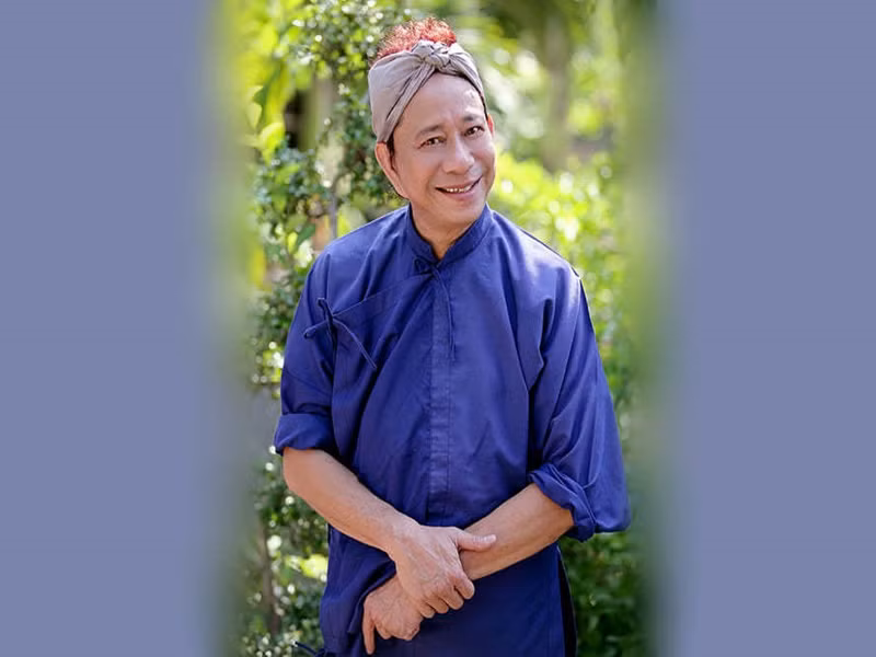 Khi chuyển qua diễn hài, Bảo Chung đi theo cha nuôi - danh hài Văn Chung. Tuy nhiên, vì thần tượng nghệ sĩ Bảo Quốc, về nhà, ông xin phép cha ruột đổi nghệ danh thành Bảo Chung. Ảnh: Vietnamnet