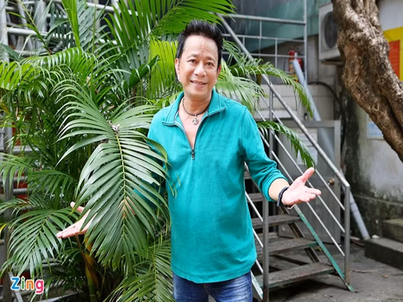 Bảo Chung cho hay: "Năm 1993, tôi và các nghệ sĩ Tài Linh, Duy Phương, Hồng Vân được mời làm video ca nhạc Mưa bụi. Sức hút của nó vô cùng khủng khiếp. Các show diễn của tôi không chỉ bó hẹp ở TPHCM mà trải dài cả nước. Các tỉnh miền Bắc như Thanh Hóa, Vinh, Hải Phòng... hâm mộ dữ lắm. Có năm tôi ra Bắc diễn tới 6 tháng, đi đâu cũng bị khán giả vây kín”. Ảnh: Zing