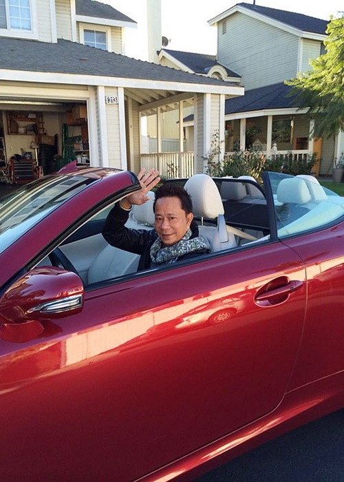 Bảo Chung mê xế hộp nên đổi ô tô liên tục. Có thời điểm, anh sở hữu tới 38 chiếc xe. “Tôi kiếm được nhiều, tuy nhiên, tôi “phá” cũng dữ vì phải đầu tư vào những chiếc xe trị giá hàng trăm cây vàng nhưng chạy độ khoảng tuần lễ là tôi đổi sang xe khác. Mỗi lần đổi là lỗ hàng chục cây vàng”, Bảo Chung chia sẻ trong cuộc phỏng vấn với Người đưa tin. Ảnh: Dân Việt