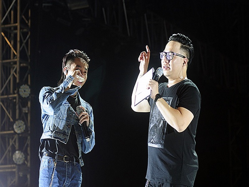 "Hôm đó Sơn Tùng và tôi ở chung phòng khách sạn trên tầng cao để chuẩn bị đi diễn tiếp. Trước khi đi diễn, Sơn Tùng đứng nhìn từ trên cao xuống và nói với tôi: "Anh ơi ở trên này nhảy xuống có chết không?". Khi đó tôi nói: "Tùng ơi em khùng sao?", em ấy mới nói: "Nhiều khi em không biết em phải tiếp tục như thế nào nữa", Tùng Leo cho hay. Ảnh: Giao thông